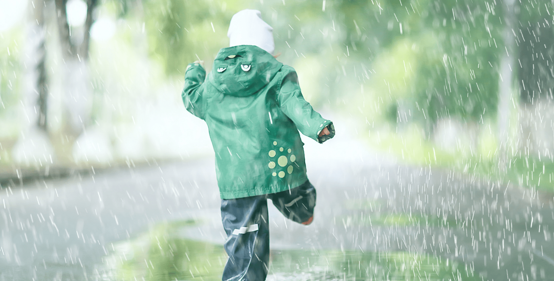 enfant sous la pluie